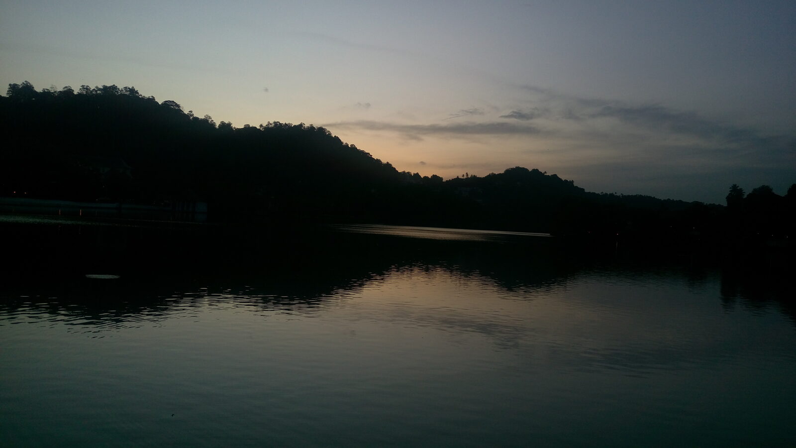 Kandy Lake in the morning, Sri Lanka &mdash; how to get from Colombo Airport to Kandy in 2026