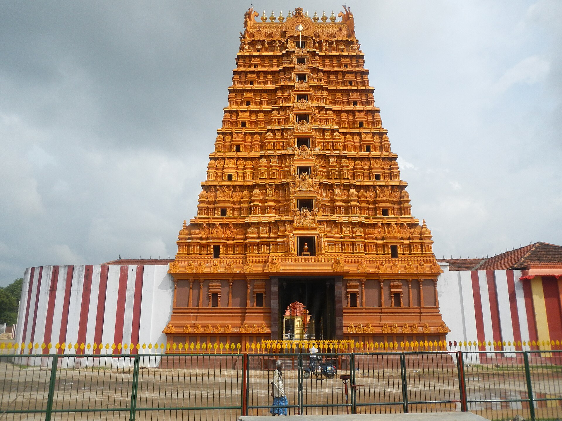 The golden gopuram of Nallur Kandaswamy Kovil in Jaffna, northern Sri Lanka. Photo: Umapathi, CC BY-SA 3.0, via Wikimedia Commons