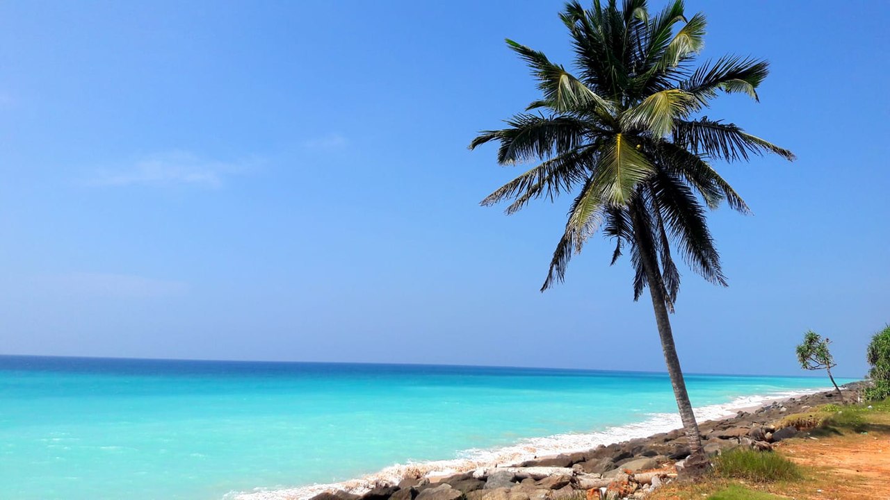 Unawatuna beach and bay on Sri Lanka&rsquo;s south coast &mdash; what 8,900+ guest reviews reveal about the beach, the season and the value